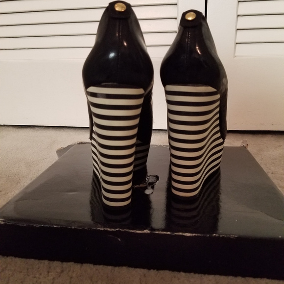 Michael Kors Black Patent Leather Striped Wedge 10 - Picture 4 of 7